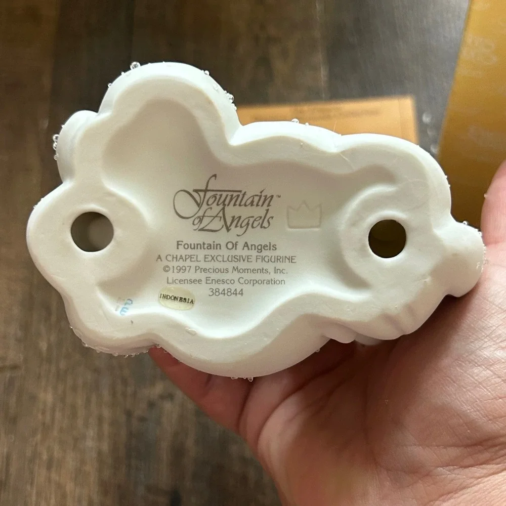 Precious Moments Fountain of Angels 1997 Chapel Exclusive Figurine 384844 Enesco